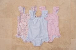 Little Dutch LD Ruffle Swimsuit86/92 28 Little Dutch LD Ruffle Swimsuit86/92 -Little World Shop 0018388 little dutch bathsuit ruffles daisies blue 86 92 daisies 4 732a2f1a db93 4356 8688 8e2edfbeb8b3